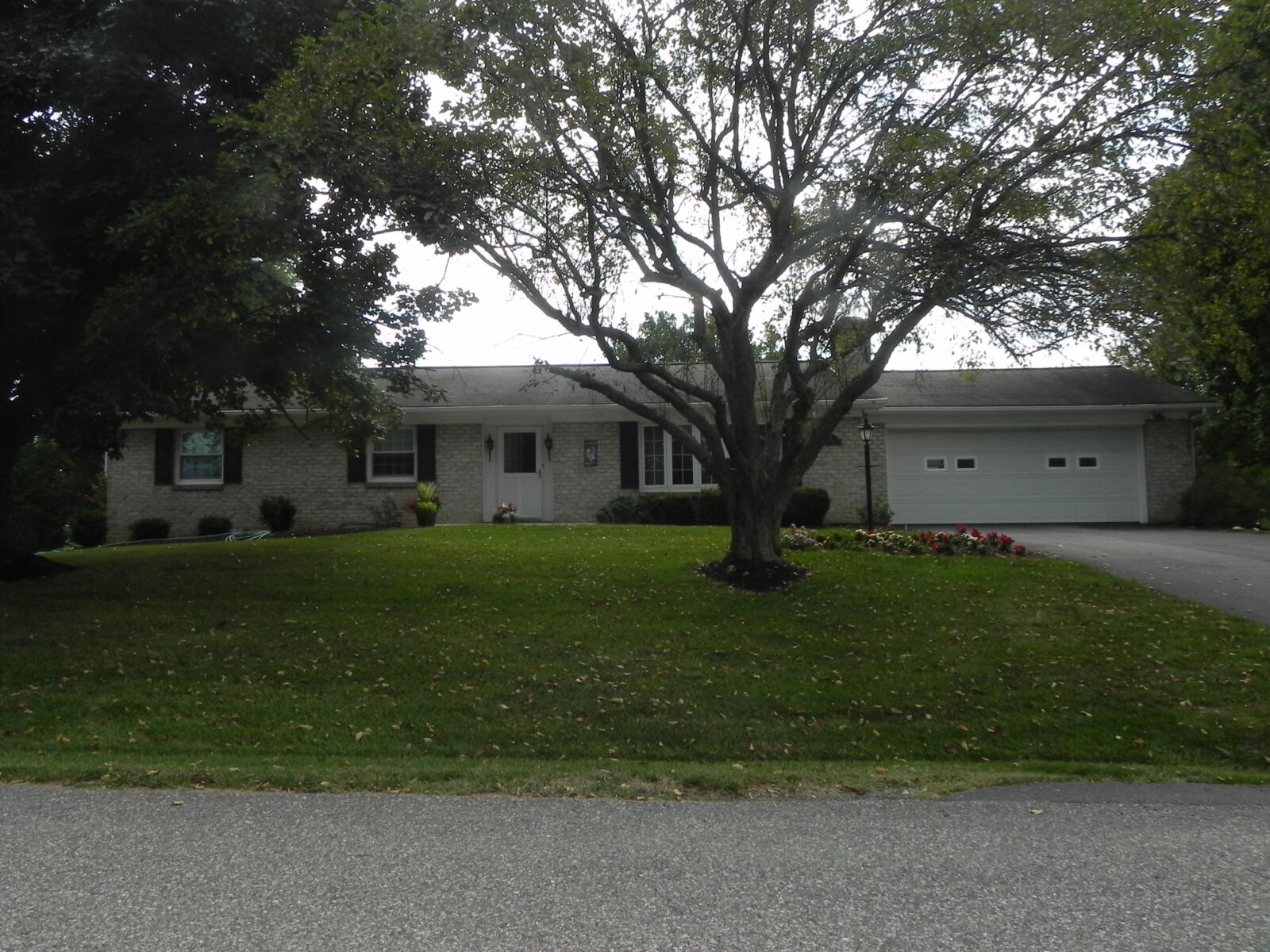 SOLD 322,000.00! REAL ESTATE AUCTION / HAGERSTOWN, MD - TUE. OCT. 7, 2025 - Image 4